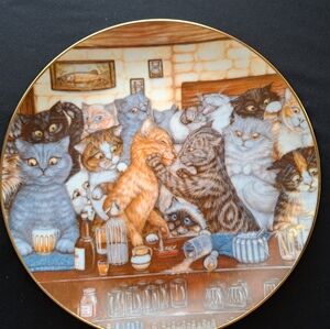 Decorative cat plate.